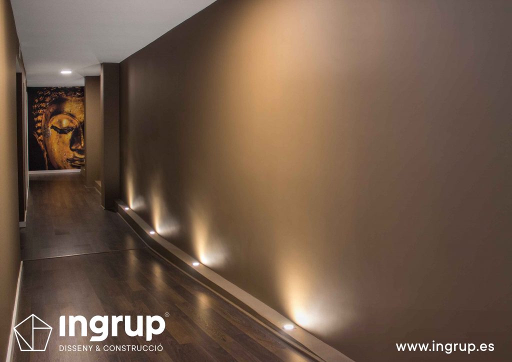 12 pasillo pintura decorativa iluminacion dedicada parquet vinilo decorativo ingrup estudi diseno construccion retail granollers barcelona