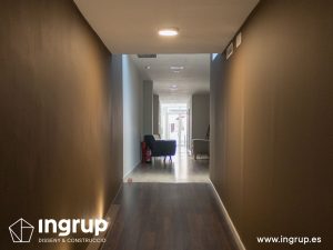 12 pintura decorativa en pasillo iluminacion dedicada parquet ingrup estudi diseno construccion retail rotulacion interiorismo granollers barcelona