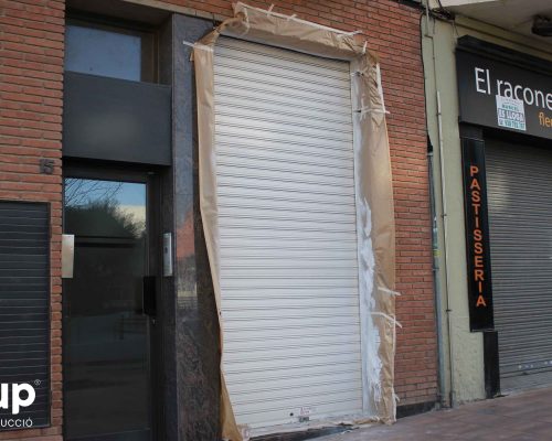 12 pintura decorativa persiana exterior ingrup estudi estudio diseno construccion retail rotulacion granollers barcelona interiorismo