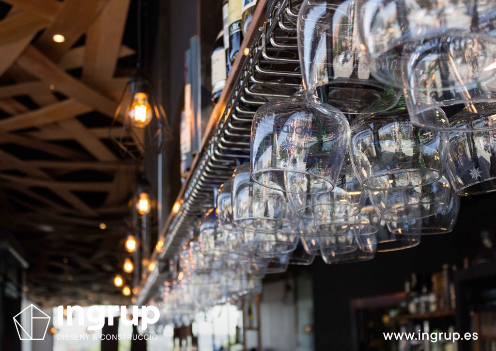 13 detalle botellero suspendido restaurante ohtapa parets valles ingrup estudi diseno construccion granollers barcelona decoracion
