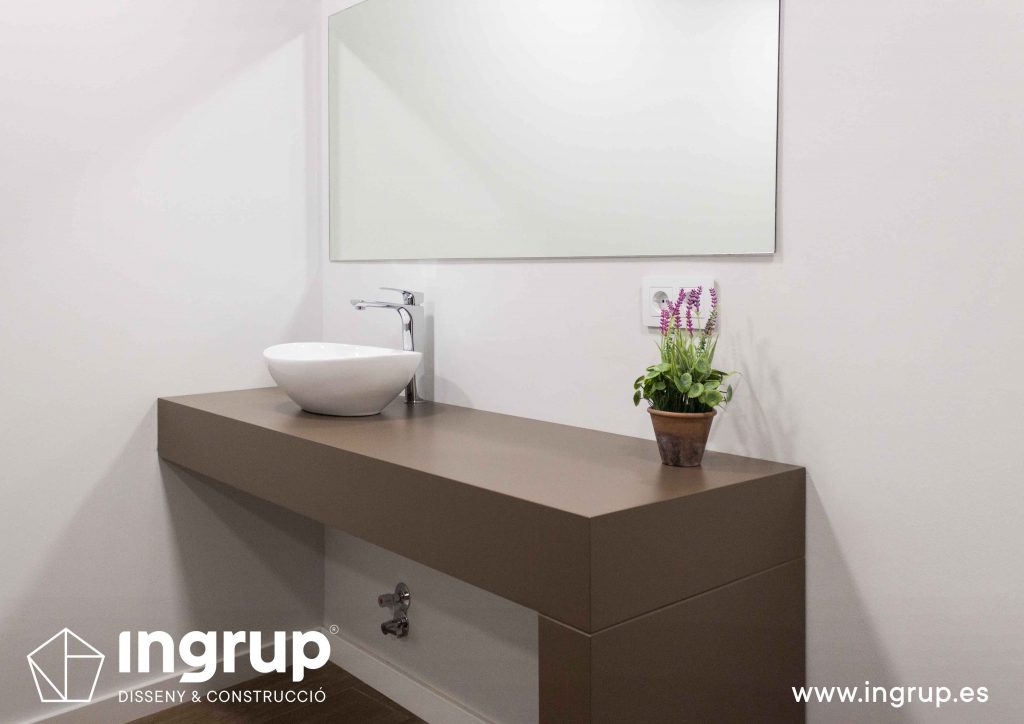 14 interiorismo bano mobiliario griferia lavamanos espejo pintura iluminacion ingrup estudi diseno construccion retail granollers barcelona
