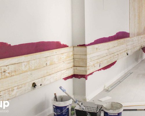 14 pintura decorativa en paredes madera decapada interiorismo ingrup estudi diseno construccion retail granollers barcelona