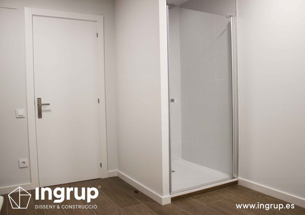 15 interiorismo ducha vestidores plato de ducha alicatado mampara cristal herrajes ingrup estudi diseno construccion retail granollers barcelona