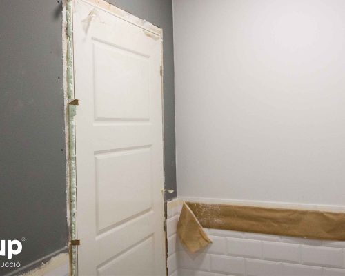 15 pintura decorativa banos alicatado puerta ingrup estudi diseno construccion retail granollers barcelona