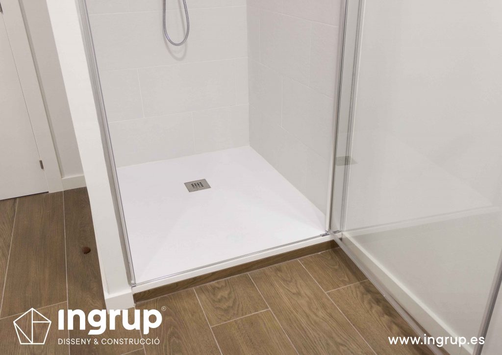 16 detalle plato ducha alta calidad desague gres porcelanico antideslizante ingrup estudi diseno construccion retail granollers barcelona