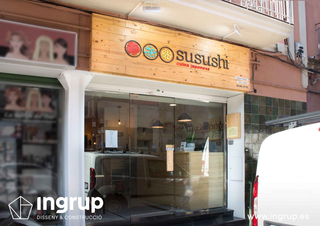 001 entrada nueva susushi rotulo fabricacion a medida alistonado madera iluminacion letras corporeas interiorismo ingrup estudi diseno construccion granollers barcelona