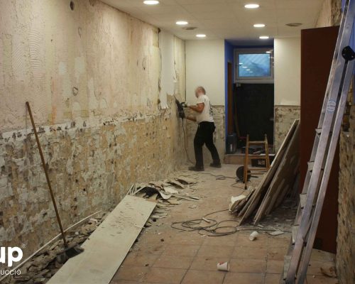 002 operarios reforma integral local comercial derribo saneamiento paredes escombros limpieza ingrup estudio diseno construccion retail granollers barcelona