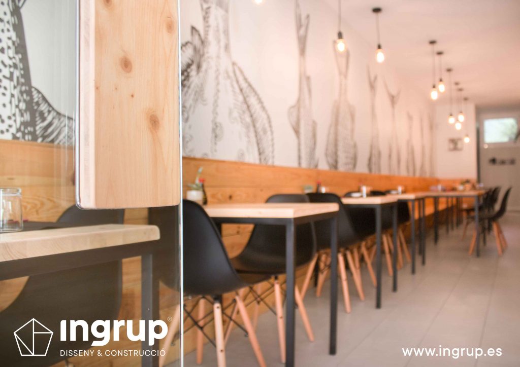 002 puerta cristal tirador madera detalle entrada mobiliario interiorismo ingrup estudi diseno construccion granollers barcelona