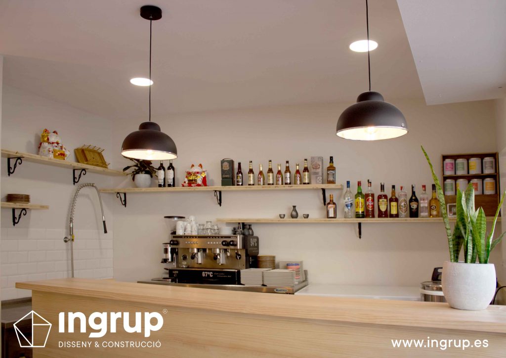 003 recepcion restaurante mostrador madera fabricacion mobiliario iluminacion contrabarrainteriorismo ingrup estudi diseno construccion granollers barcelona