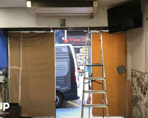 004 entrada local limpieza preparacion superficies paredes techos reforma integral local comercial saneamiento ingrup estudio diseno construccion retail granollers barcelona