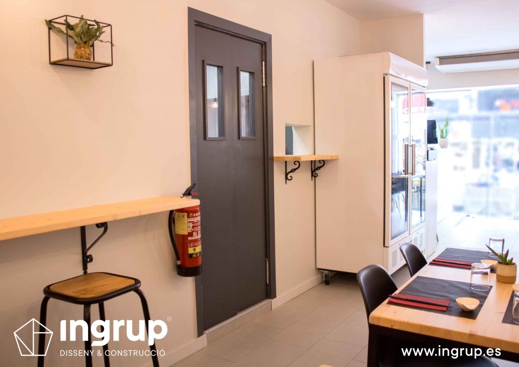 005 entrada cocina pasa platos interiorismo ingrup estudi diseno construccion granollers barcelona