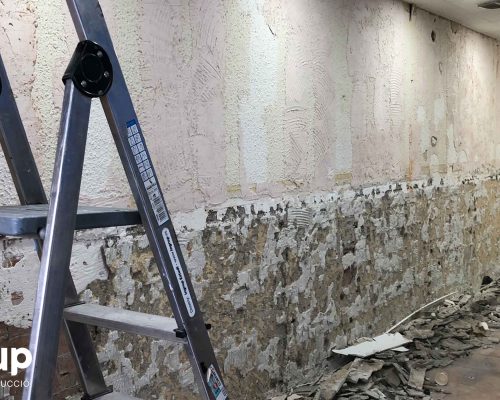 005 pared saneada preparacion mortero 001 reforma integral local comercial derribo saneamiento paredes escombros limpieza ingrup estudio diseno construccion retail granollers barcelona