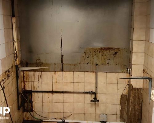 006 limpieza cocina reforma integral local comercial derribo saneamiento paredes escombros limpieza ingrup estudio diseno construccion retail granollers barcelona