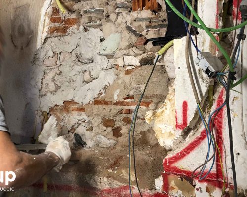 007 operario ingrup reparacion mortero reforma integral local comercial derribo saneamiento paredes escombros limpieza ingrup estudio diseno construccion retail granollers barcelona