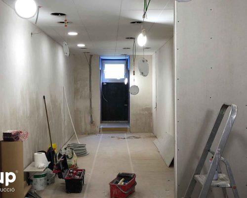 008 revestimiento paredes mortero pladur techo continuo instalacion electrica luz pavimentos ingrup estudio diseno construccion retail granollers barcelona