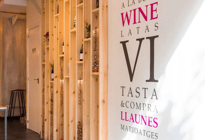 01 botellero vertical vino entrada madera fabricacion a medida reforma integral local comercial vermuteca interiorismo 3d ingrup estudi diseno construccion retail granollers barcelona