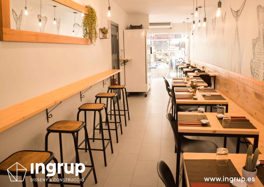 013 vista general comedor pavimento ceramico iluminacion reforma taburetes pintura interiorismo ingrup estudi diseno construccion granollers barcelona