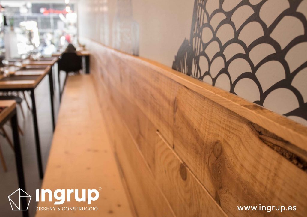 014 detalle banco madera maciza acabado barniz incoloro fabricacion instalacion interiorismo ingrup estudi diseno construccion granollers barcelona