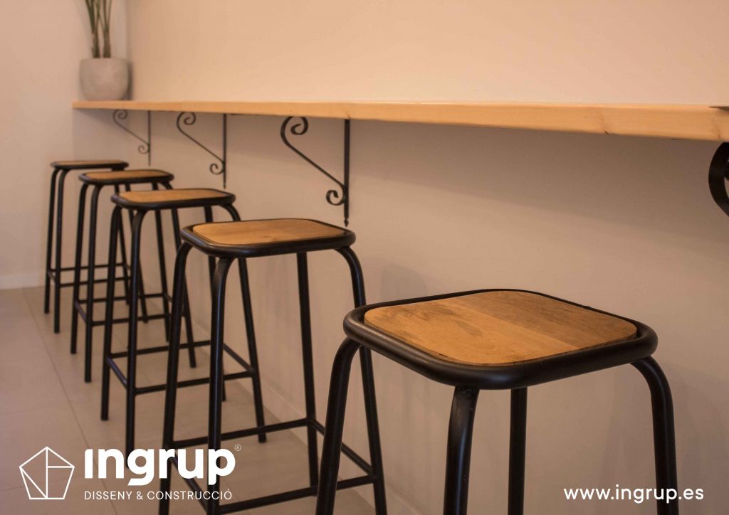 016 detalle taburetes madera mobiliariointeriorismo ingrup estudi diseno construccion granollers barcelona