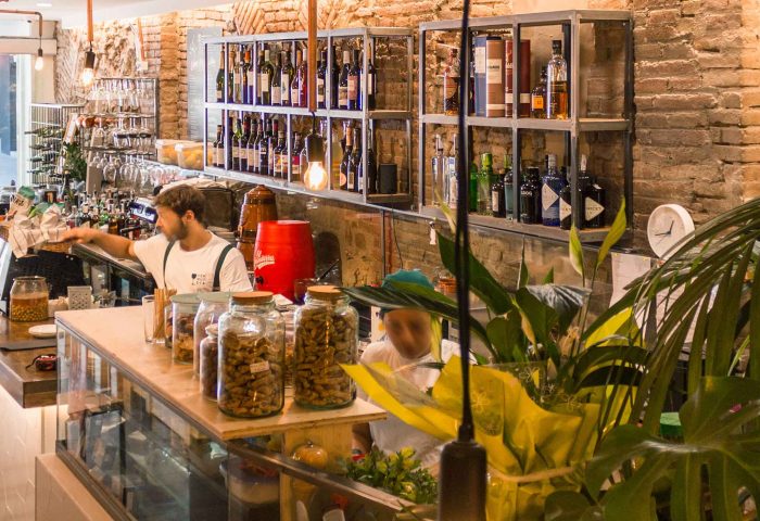 02 panoramica barra reforma integral local comercial vermuteca interiorismo 3d ingrup estudi diseno construccion retail granollers barcelona