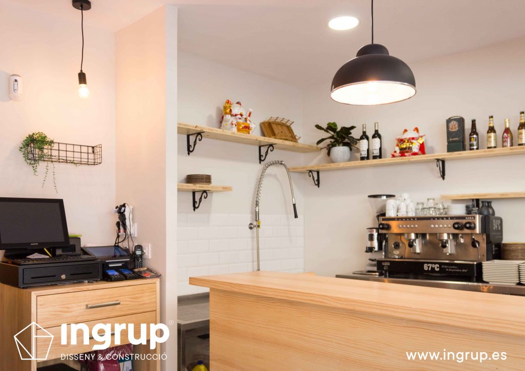 021 recepcion mostrador madera entrada ingrup estudio retail diseno construccion granollers barcelona