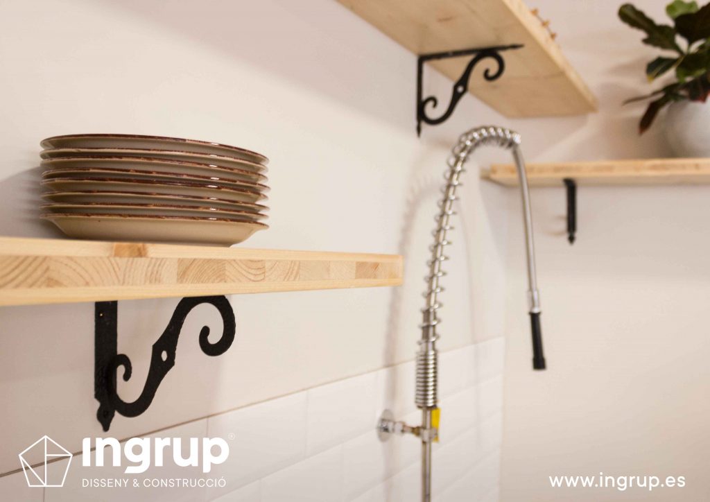 022 detalle estanteria madera alicatado zona lavadero ingrup estudio retail diseno construccion granollers barcelona