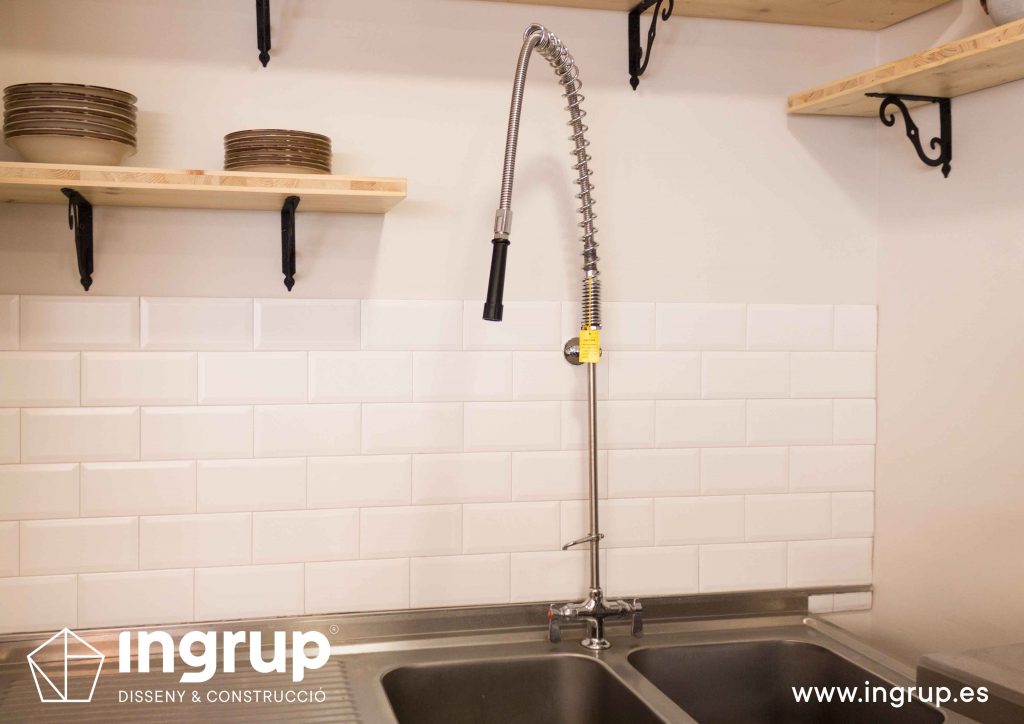 023 lavadero exterior alicatado fregadero instalacion agua lampisteria ingrup estudio retail diseno construccion granollers barcelona ingrup estudio retail diseno construccion granollers barcelona
