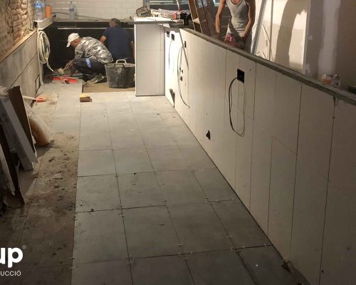 03 colocacion pavimento ceramico porcelanico antideslizante barra reforma integral local comercial vermuteca interiorismo 3d ingrup estudi diseno construccion retail granollers barcelona