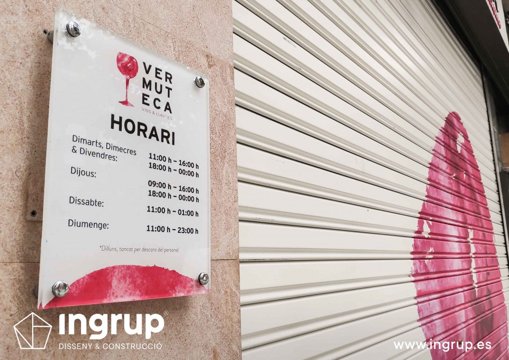 03 detalle placa metacrilato horario vinilo decorativo ingrup estudio diseno construccion retail granollers barcelona
