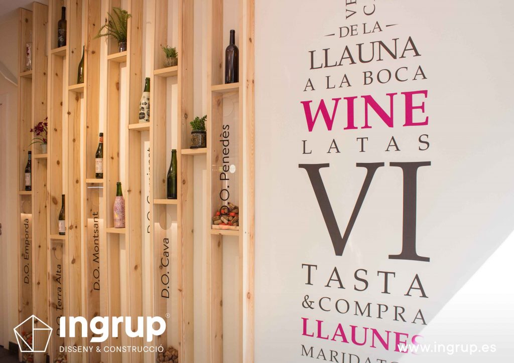 04 entrada vermuteca pintura vinilo decorativo impresion fabricación a medida botellero vertical madera ingrup estudio diseno construccion retail granollers barcelona
