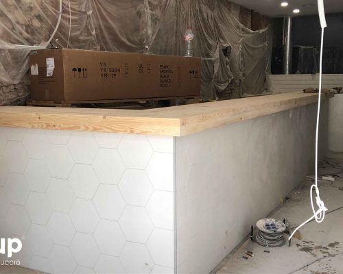 05 barra a medida acabados finales barniz pintura iluminación permietral reforma integral local comercial vermuteca interiorismo 3d ingrup estudi diseno construccion retail granollers barcelona