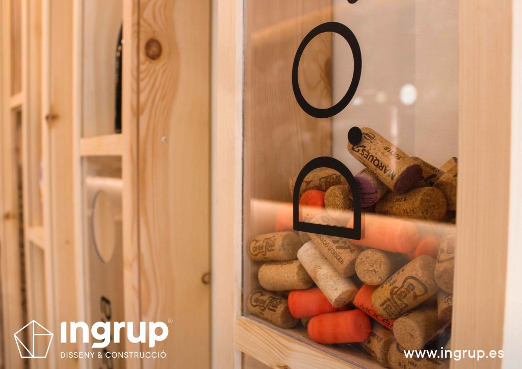 05 detalle botellero vertical madera metacrilato amacenaje decoracion ingrup estudio diseno construccion retail granollers barcelona