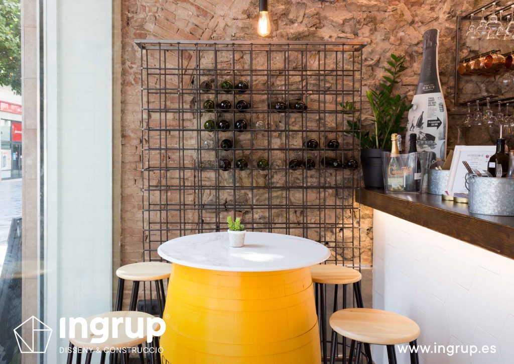 06 zona barra entrada bidon botellero vertical hierro fabricacion a medida ingrup estudio diseno construccion retail granollers barcelona