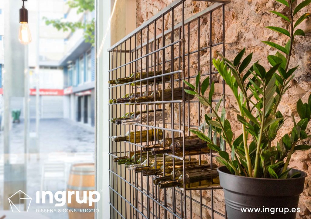 07 detalle botellero vertical hierro decoracion ingrup estudio diseno construccion retail granollers barcelona