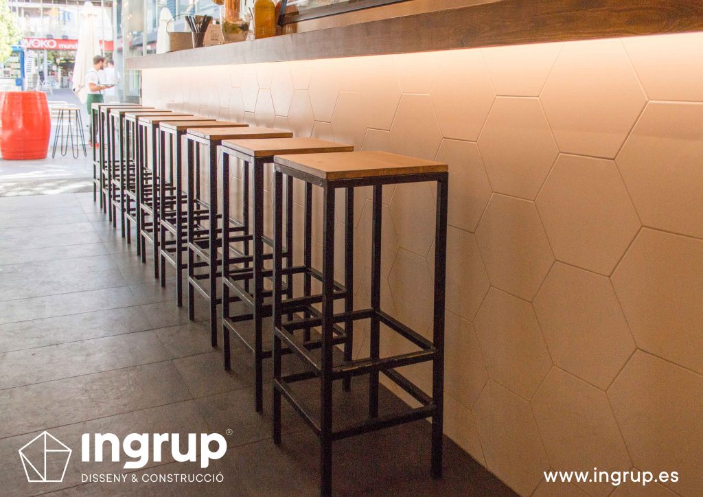 09 ddetalle taburetes barra iluminacion perimetral barra lled ingrup estudio diseno construccion retail granollers barcelona