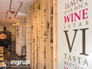 10 despues entrada botellero vertical fabricacion a medida madera reforma integral local comercial vermuteca interiorismo 3d ingrup estudi diseno construccion retail granollers barcelona