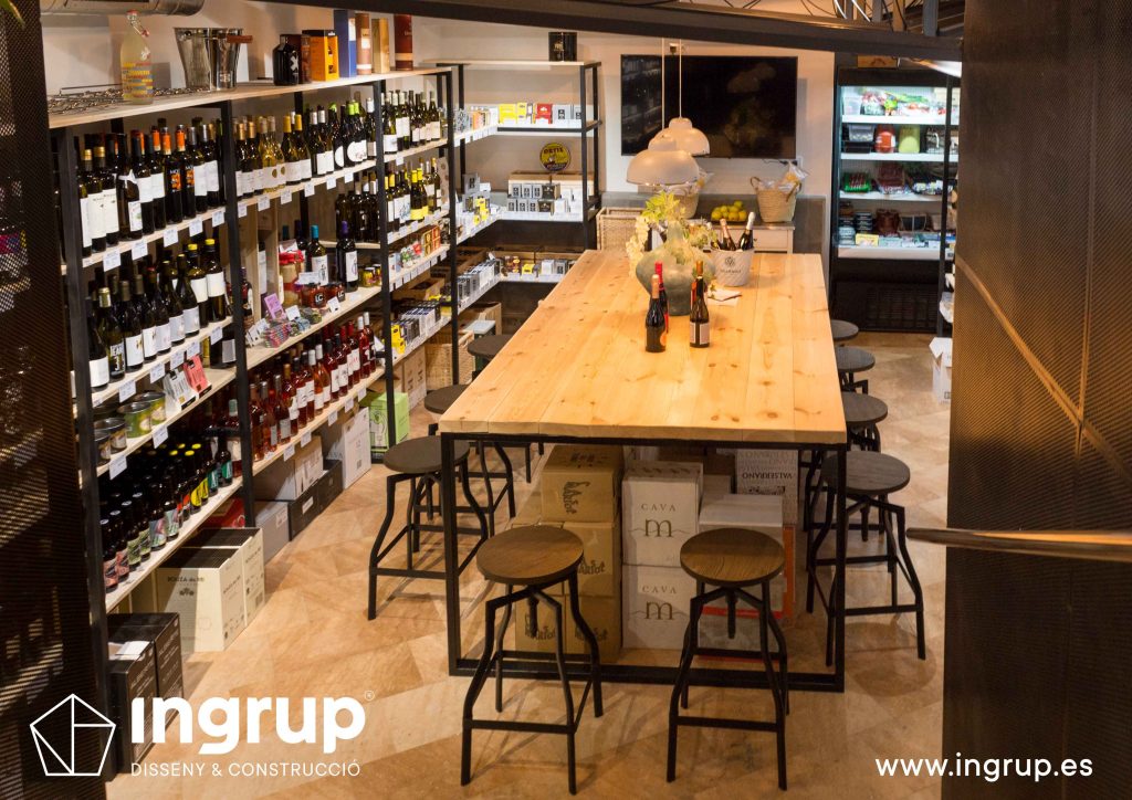 17 tienda interior local degustacion mobiliario a medida mesa central madera maciza estanterias ingrup estudio diseno construccion retail granollers barcelona