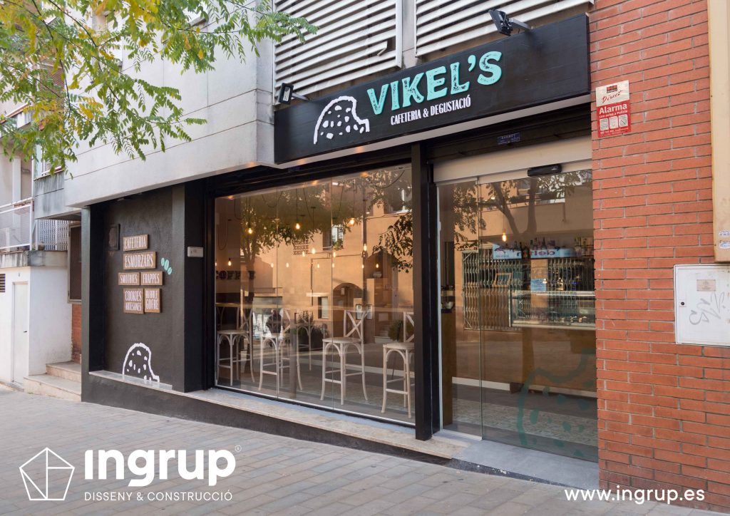 001 entrada nueva local comercial reforma integral vikels cafeteria rehabilitacion fachada rotulo pintura ingrup estudi diseno construccion retail granollers barcelona