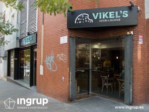 002 entrada nueva local comercial reforma integral vikels cafeteria rehabilitacion fachada rotulo pintura ingrup estudi diseno construccion retail granollers barcelona