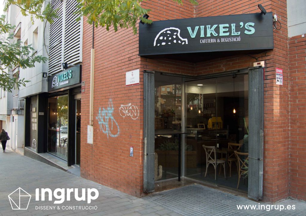 002 entrada secundaria rotulo letras corporeas madera pintura ingrup estudi diseno construccion retail granollers barcelona