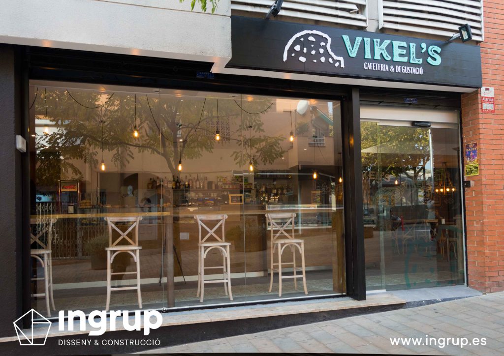 003 detalle entrada puerta automatica instalacion cristalera barra pintura fachada ingrup estudi diseno construccion retail granollers barcelona