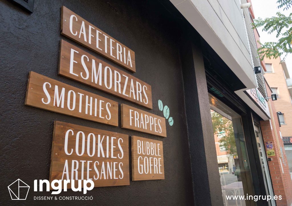 005 detalle señaletica exterior rotulos madera vinilo de corte barnizado impresion fabricacion propia ingrup estudi diseno construccion retail granollers barcelona