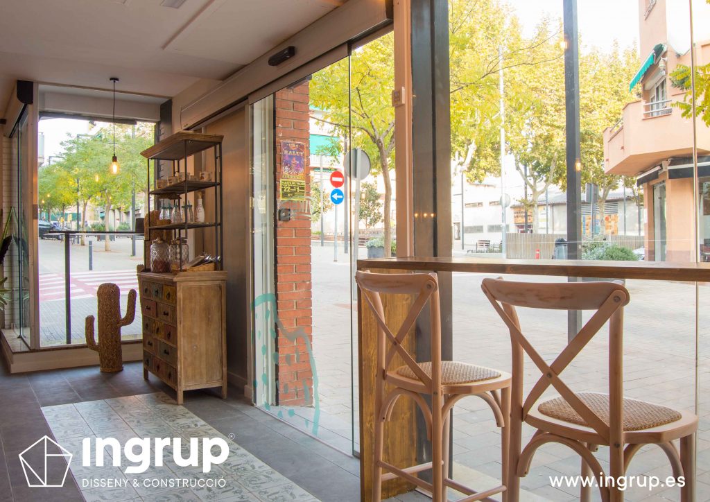 007 detalle entrada instalacion puerta automatica barra cristalera ingrup estudi diseno construccion retail granollers barcelona