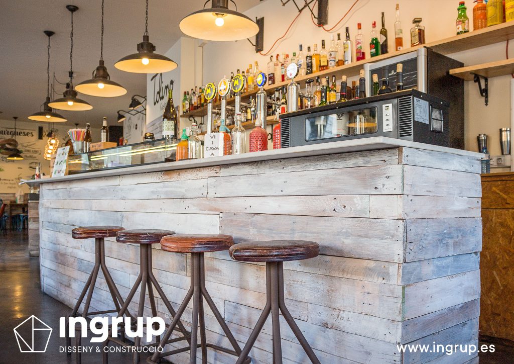 01 revestimiento barra madera envejecida decapado blanco tabueretes mobiliario iluminacion reforma restyling interiorismo ingrup estudio diseno construccion retail granollers barcelona