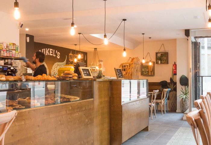 01 slider reforma integral interiorismo comercial local mobiliario iluminacion barra entrada luz natural ingrup estudio diseno construccion retail granollers barcelona