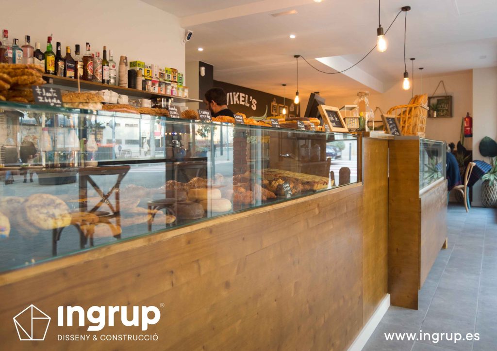 010 detalle barra prinicpal madera tinte barniz fabricacion a medida mobiliario ingrup estudi diseno construccion retail granollers barcelona