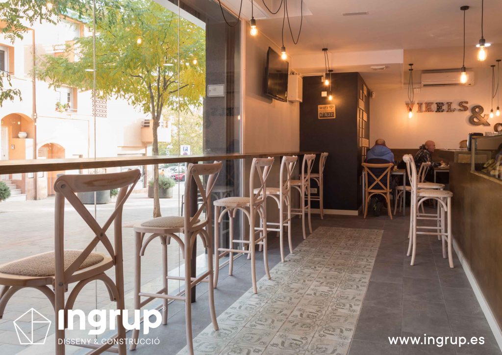 013 detalle barra en cristalera mobiliario luz natural pavimento colocacion instalacion reforma integral ingrup estudi diseno construccion retail granollers barcelona