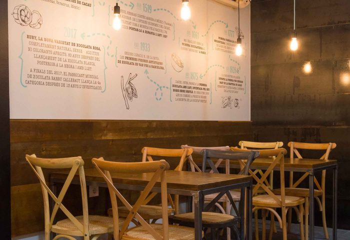 02 slider reforma integral interiorismo comercial local mobiliario vinilo decorativo iluminacion barra entrada luz natural ingrup estudio diseno construccion retail granollers barcelona