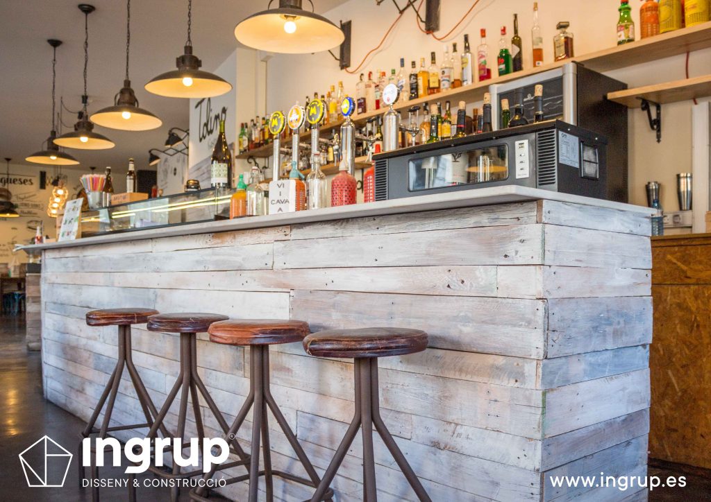 04 detalle revestimiento barra madera envejecida decapado blanco fabricacion a medida ingrup estudio diseno construcion retail granollers barcelona
