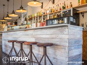 08 detalle barra entrada nueva revestimiento madera envejecida interiorismo decoracion ingrup estudio diseno construccion retail granollers barcelona